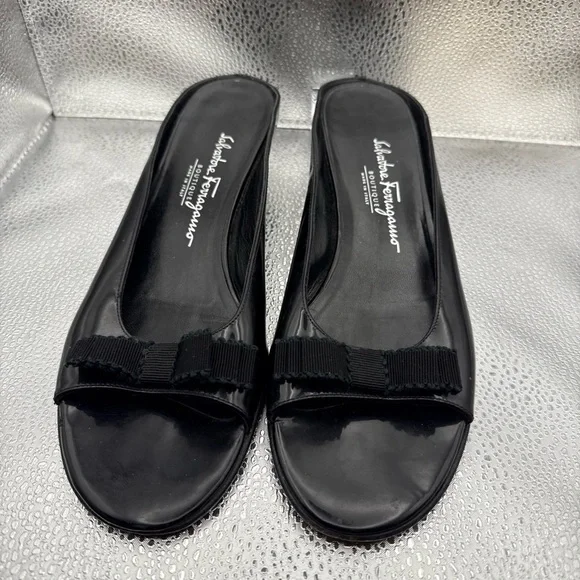 Salvatore Ferragamo Glossy Black Slide Sandals Ferragamo Vara bow slide sandals for Women - Black in UAE  main image 4